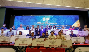 Ketua Menteri Pulau Pinang Chow Kon Yeow (tengah) pada Majlis Penyampaian Insentif Atlet Pulau Pinang, Penyerahan Skim Insentif Kemenangan Sukan Para ASEAN 2025 dan Penyerahan Watikah Pelantikan Jawatankuasa Induk Pengelola Sukan SEA Malaysia 2027 Kluster Pulau Pinang hari ini./foto BERNAMA