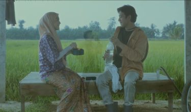 Muzik video turut menampilkan pelakon terkenal Amyra Rosli/Tangkap layar video Bulan