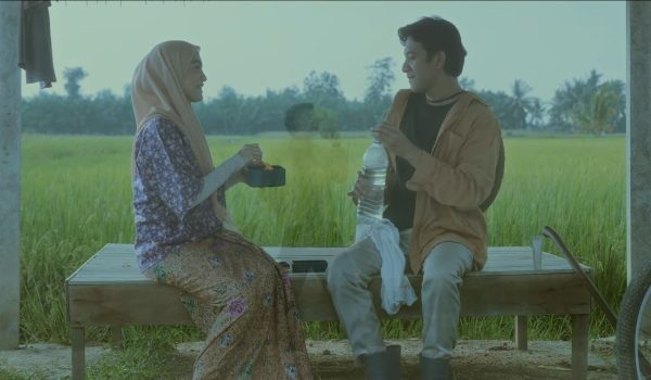 Muzik video turut menampilkan pelakon terkenal Amyra Rosli/Tangkap layar video Bulan
