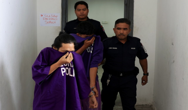 Dua lelaki yang disyaki terlibat dalam enam kes samun dan satu kes cubaan samun di beberapa kedai serbaneka 24 jam sekitar Pengkalan Chepa dan Kota Bharu direman empat hari bermula hari ini / Foto Bernama