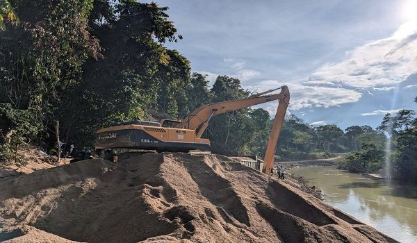 Pasukan Gerakan Am (PGA) menumpaskan kegiatan menggali pasir secara haram di kawasan sungai dekat Kampung Pahi, Kuala Krai. Foto- FB Briged Tenggara PGA Rasmi