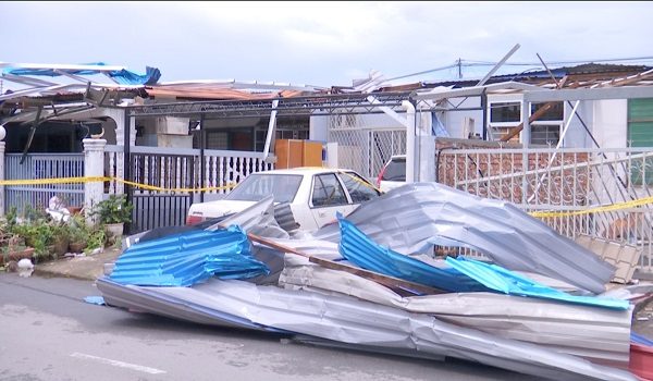 Sebahagian rumah yang rosak teruk dilanda puting beliung, malam tadi.