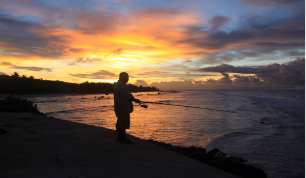 Seorang nelayan sedang menangkap ikan di sebuah kepulauan kecil Nauru /REUTERS