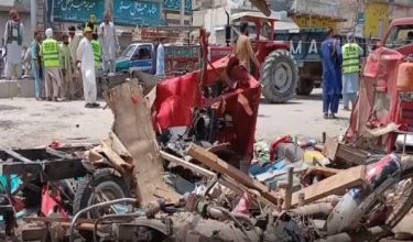 Sebuah kenderaan hancur akibat letupan yang berlaku di Bazar Naurang, Paksitan/Foto Reuters