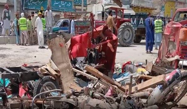 Sebuah kenderaan hancur akibat letupan yang berlaku di Bazar Naurang, Paksitan/Foto Reuters