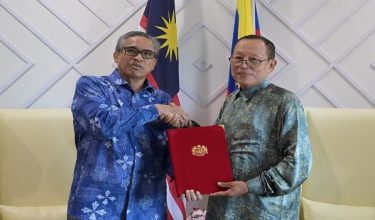 Ketua Pesuruhjaya SPRM yang baharu, Datuk Seri Abdul Halim Aman (kanan) memulakan tugas rasmi hari ini.