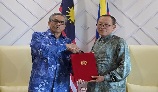Ketua Pesuruhjaya SPRM yang baharu, Datuk Seri Abdul Halim Aman (kanan) memulakan tugas rasmi hari ini.