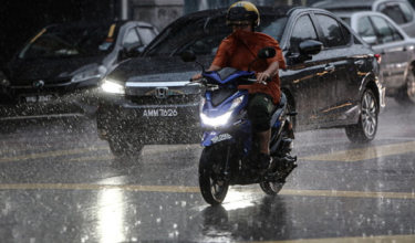 1305 NSL METMALAYSI A HUJAN LEBAT