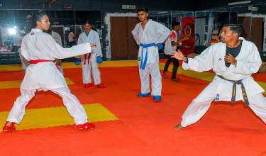Jurulatih Karate Selangor, Loganeshaa Rao (kanan) bersama atlet N. Haretashni (kiri) ketika sesi latihan bagi persiapan menjelang SUKMA Selangor 2026./Foto BERNAMA