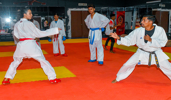 Jurulatih Karate Selangor, Loganeshaa Rao (kanan) bersama atlet N. Haretashni (kiri) ketika sesi latihan bagi persiapan menjelang SUKMA Selangor 2026./Foto BERNAMA