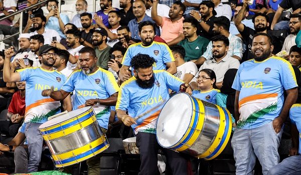 Penyokong bola sepak di India /Foto AFP