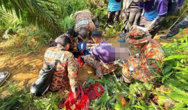 Anggota bomba membawa turun seorang pendaki wanita yang pengsan ketika mendaki di Bukit Tunggal, Kampung Gajah awal pagi tadi/Foto JBPM Perak