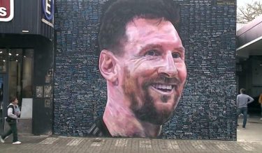 Ratusan penyokong Argentina menurunkan tandatangan pada mural Lionel Messi menjelang Piala Dunia 2026/Foto VIORY