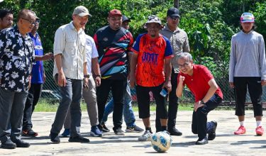 KUALA PILAH, 13 Jun --  Menteri Komunikasi Datuk Fahmi Fadzil menyempurnakan sepak mula sebagai simbolik aktiviti sukan sempena Karnival Kuala Pilah Sejahtera di Kompleks Rakan Muda Kuala Pilah, hari ini.

-fotoBERNAMA (2026) HAK CIPTA TERPELIHARA