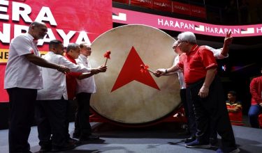 SEREMBAN, 12 Jun -- Perdana Menteri yang juga Pengerusi Pakatan Harapan (PH) Datuk Seri Anwar Ibrahim memalu gendang pada simbolik pelancaran Jentera Pilihan Raya Pakatan Harapan Negeri Sembilan bagi Pilihan Raya Negeri (PRN) Negeri Sembilan ke - 16 di Karisma Arena malam ini.

Turut hadir,  Setiausaha Agung DAP, Anthony Loke dan Pengerusi PH Negeri Sembilan Datuk Seri Aminuddin Harun.

--fotoBERNAMA (2026) HAK CIPTA TERPELIHARA