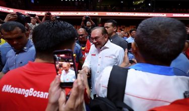 SEREMBAN, 12 Jun -- Perdana Menteri yang juga Pengerusi Pakatan Harapan (PH) Datuk Seri Anwar Ibrahim beramah mesra bersama para penyokong selepas pelancaran Jentera Pilihan Raya Pakatan Harapan Negeri Sembilan bagi Pilihan Raya Negeri (PRN) Negeri Sembilan ke -16 di Karisma Arena malam ini.

--fotoBERNAMA (2026) HAK CIPTA TERPELIHARA
