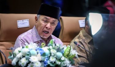 KUALA LUMPUR, 13 Jun – Timbalan Perdana Menteri Datuk Seri Dr Ahmad Zahid Hamidi berucap pada Majlis Perasmian The 4th Edition Southeast Asian Scholars Conference 2026 di Pusat Konvensyen Kuala Lumpur, hari ini.Majlis itu mencerminkan keyakinan berterusan masyarakat serantau terhadap peranan Malaysia sebagai pusat pertemuan dan wacana ilmiah Islam yang berwibawa di Asia Tenggara.Persidangan itu turut memperkukuh kedudukan Malaysia sebagai platform strategik yang menghimpunkan tokoh-tokoh keilmuan Islam dari seluruh rantau.
--fotoBERNAMA (2026) HAK CIPTA TERPELIHARA
