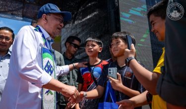 Perdana Menteri menyantuni kanak-kanak di Sipitang dalam lawatan beliau di tapak Projek Sabah Southern MADANI Link/Foto PMO