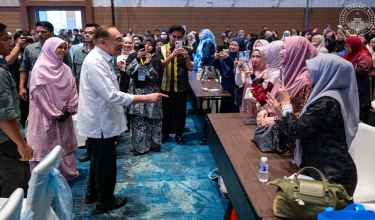 Kekuatan negara bermula dari institusi keluarga dan didikan di rumah/Foto FB Anwar Ibrahim