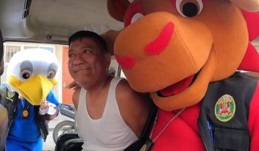 Dua anggota polis Peru menyamar sebagai maskot Piala Dunia iaitu Clutch dan Maple, sebelum menahan suspek aktif edar dadah di Peru, Lima/Foto VIORY