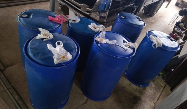 Antara tong biru yang ditemui dalam stor tidak berkunci di Kampung Telaga Lanas, Tanah Merah, disyaki mengandungi minyak diesel untuk diseludup ke negara jiran/Foto PGA Briged Tenggara