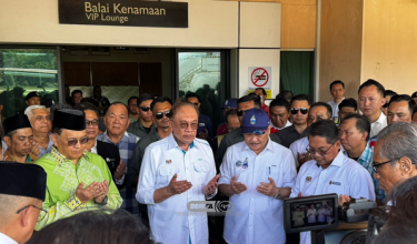 Datuk Seri Anwar Ibrahim tiba di Terminal Dua, Lapangan Terbang Antarabangsa Kota Kinabalu untuk lawatan kerja sehari ke Sabah