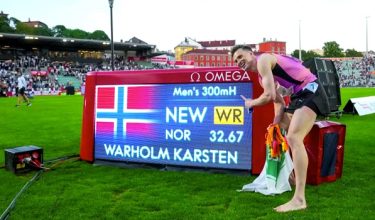 Karsten Warholm sekali lagi pecah rekod dunia, bergambar dengan catatan masa baharu/ REUTERS
