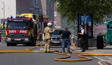 Anggota bomba dan polis berada di lokasi kebakaran yang berlaku di kawasan Golders Green, London/Foto REUTERS