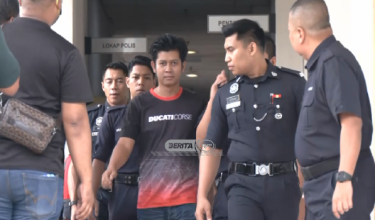 Kedua-duanya meninggalkan pekarangan kompleks mahkamah sekitar pada pukul 12.50 tengah hari tadi.