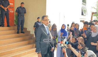 Peguam Fahmi Moin ditemui media di Kompleks Mahkamah Petaling Jaya, pagi tadi