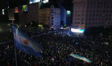 Penyokong Argentina membanjiri Obelisk di Buenos Aires meraikan kemenangan ke separuh akhir Piala Dunia./Foto REUTERS