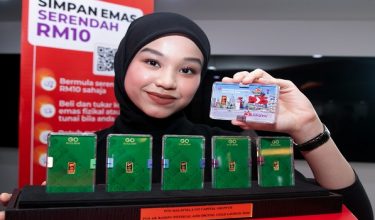 KUALA LUMPUR, 13 Julai -- Bersempena pelancaran Pos ArRahnu Gold-i hari ini, turut memperkenalkan beberapa produk emas terpilih, termasuk jongkong emas edisi khas seberat satu gram "Pos World" yang dihadkan kepada 500 unit.

Jongkong emas itu akan ditawarkan bersama-sama produk emas lain di cawangan Pos ArRahnu di seluruh negara.

Pos ArRahnu Gold-i boleh didapati mulai hari ini menerusi cawangan Pos ArRahnu yang mengambil bahagian di seluruh negara serta platform perkhidmatan digitalnya.

-- fotoBERNAMA (2026) HAK CIPTA TERPELIHARA