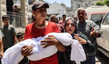 Seorang wanita meraung apabila mayat anaknya dibawa keluar selepas serangan udara Israel di hadapan Hospital Maamadani, Gaza hari ini/Foto AFP