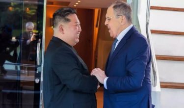 Pemimpin Korea Utara, Kim Jong Un ketika bertemu Menteri Luar Rusia, Sergie Lavrov di Wonsan, Korea Utara/Foto AFP