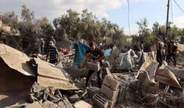 Beberapa orang penduduk Gaza kembali ke kawasan yang dibom Israel/Foto AFP