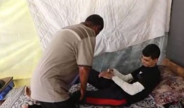 Taysir (kanan) ketika diuruskan bapanya/Foto REUTERS