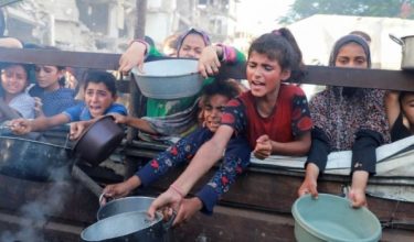 Kanak-kanak Palestin mendapatkan bantuan makanan/Foto Bernama