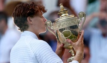 Jannik Sinner menjulang trofi Wimbledon selepas menewaskan Alexander Zverev pada aksi final/Foto REUTERS