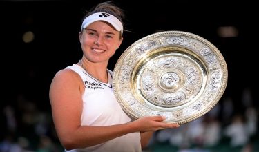 Czech Republic's Linda Noskova poses with the winner's trophy, the Venus Rosewater Dish, after beating Czech Republic's Karolina Muchova during their women's singles final tennis match on the thirteenth day of the 2026 Wimbledon Championships at The All England Lawn Tennis and Croquet Club in Wimbledon, southwest London, on July 11, 2026. (Photo by Henry NICHOLLS / AFP) / RESTRICTED TO EDITORIAL USE