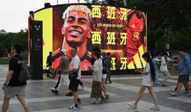 Iklan elektronik memaparkan bintang muda Sepanyol, Lamine Yamal, di Beijing/Foto REUTERS