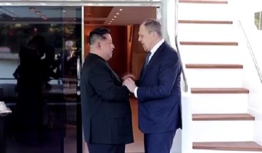 Kim Jong Un bertemu dengan Menteri Luar Rusia, Sergei Lavrov di bandar pesisir timur Wonsan/ REUTERS