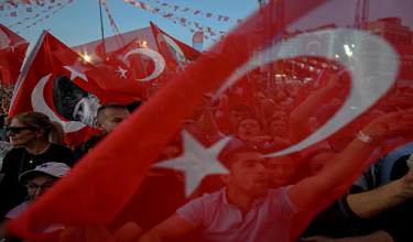 Penyokong Parti Rakyat Republikan berhimpun di Kadikoy menyatakan solidariti kepada Datuk Bandar Istanbul yang dipenjara, Ekrem Imamoglu. Foto- AFP