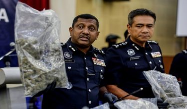 Pengarah Jabatan Siasatan Jenayah Narkotik (JSJN) Bukit Aman, Datuk Hussein Omar Khan pada sidang media mengenai kejayaan JSJN dalam menumpaskan sindiket pengedaran dadah jenis bunga ganja di sekitar negeri Selangor bernilai RM5.9 juta di Mes Pegawai Kanan Polis, Ibu Pejabat Polis Kontinjen Selangor, hari ini /BERNAMA