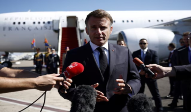 Presiden Perancis, Emmanuel Macron bercakap kepada wartawan ketika tiba di Lapangan Terbang Sharm el-Sheikh Kaherah/REUTERS