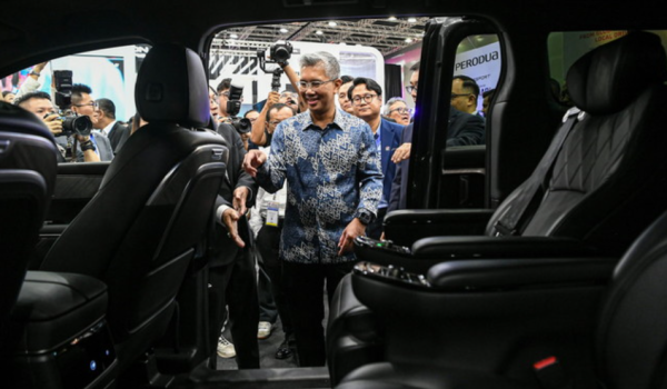 Menteri Pelaburan, Perdagangan dan Industri, Tengku Datuk Seri Zafrul Abdul Aziz melawat kawasan pameran pada Majlis Pembukaan Ekspo Automotif dan Teknologi Global (GATE) 2025 / BERNAMA