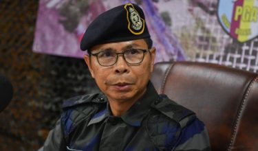 Pemilik kedai serbaneka Yeun Halp Kee, Franchis Chu, 70, menyusun barangan di kedainya di pekan Tamparuli, Tuaran/Foto hiasan BERNAMA