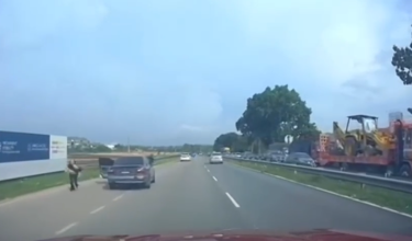 Tangkap layar video kamera papan pemuka (dashcam) yang menunjukkan seorang wanita melarikan diri selepas melompat keluar dari kereta yang sedang bergerak