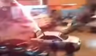 Tangkap layar video tular menunjukkan seorang lelaki membakar mercun dari dalam kereta yang sedang bergerak