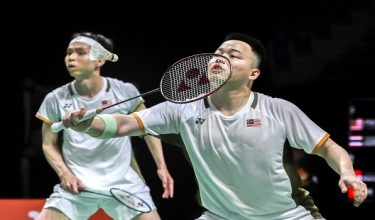Pemain Beregu Lelaki Malaysia Aaron Chia (kanan) dan Soh Wooi Yik beraksi pada perlawan separuh akhir badminton Sukan SEA 2025 di Gimnasium 4, Universiti Thammasat Kampus Rangsit/ Foto BERNAMA