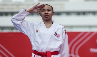 Atlet karate Malaysia, Zakiah Adnan, memenangi pingat gangsa selepas menewaskan wakil Myanmar, Ei Ei Moe, dalam acara wanita 68kg di tatami pada Sukan SEA ke-33, hari ini/ Foto BERNAMA